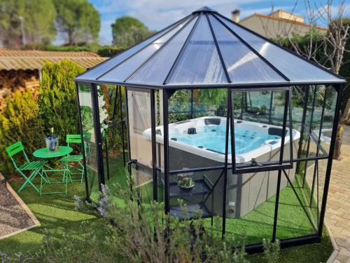 d'un kiosque avec un bain à remous. dans l'établissement Chalet de Christine, à Alignan-du-Vent