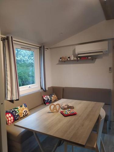 - une table à manger avec 2 bretzels dans l'établissement La Bourgogne en Alsace - charmant séjour familial, à Munster