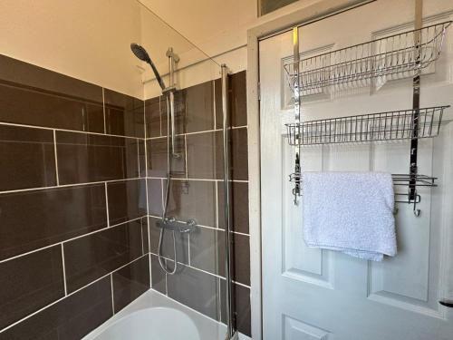 La salle de bains est pourvue d'une douche, de toilettes et d'un lavabo. dans l'établissement City Hideaway, Entire House, à Hull
