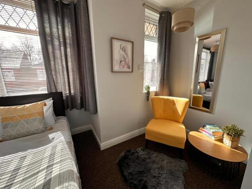 赫爾河畔京士頓的住宿－City Hideaway, Entire House，一间卧室配有一张床、一把椅子和一张桌子