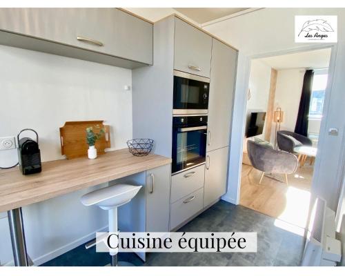 une cuisine avec des armoires blanches et un comptoir dans l'établissement La Quintessence - 2 chambres - 6 couchages - ASCENSEUR, à Arras