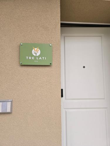 un panneau gauche sur un mur à côté d'une porte dans l'établissement Tre Lati b&b, à Case del Bevano