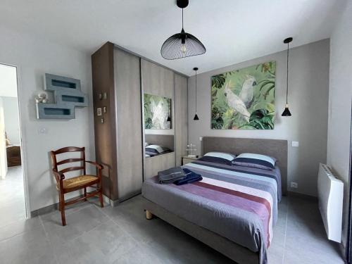 - une chambre avec un lit et une chaise dans l'établissement Casa Albera contemporaine piscine vue montagne, à Laroque-des-Albères