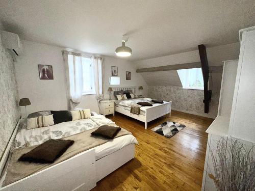 Postel nebo postele na pokoji v ubytování Gîte en Corrèze 12 pers, Piscine chauffée et Salle de jeux