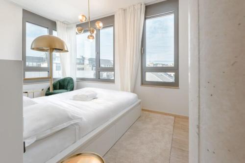 Llit o llits en una habitació de City Elegance in Historic Ville-Haute ID173