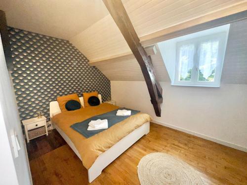 um quarto com uma cama grande num sótão em Gîte en Corrèze 12 pers, Piscine chauffée et Salle de jeux em Chamboulive