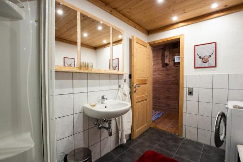 Habitación con baño con lavabo y aseo. en Neuhaus-Hof by FeWo-PLAN REIT100, en Reith im Alpbachtal