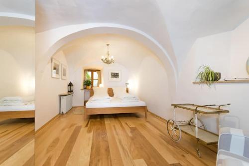 ein Schlafzimmer mit einem Bett und einem Schreibtisch in einem Zimmer in der Unterkunft Historische Wohnung im Herzen der Regensburger Altstadt in Regensburg