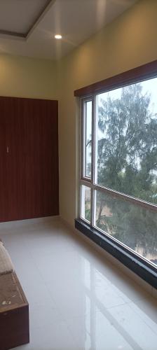une pièce vide avec une grande fenêtre dans une chambre dans l'établissement ELITE MANDARMONI, à Mandarmoni