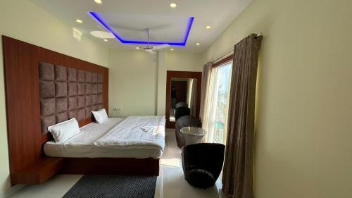 - une chambre avec un lit et une lumière bleue dans l'établissement ELITE MANDARMONI, à Mandarmoni