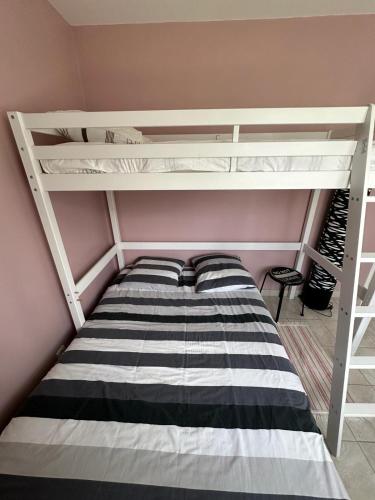 L'escale في Subles: غرفة نوم مع سرير بطابقين مع سلم