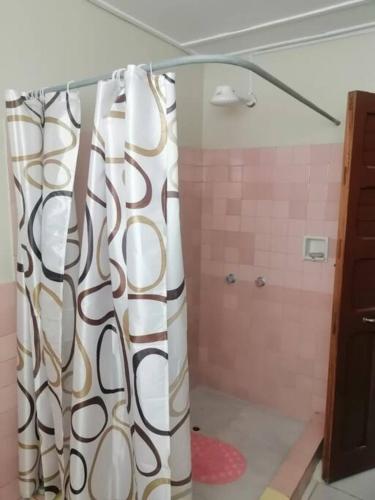 y baño con ducha y cortina de ducha. en Alojamiento en Jauja - Céntrico, en Jauja