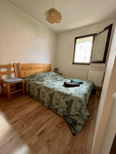 une chambre avec un lit et une fenêtre dans l'établissement Les pieds dans le sable, à Cabourg