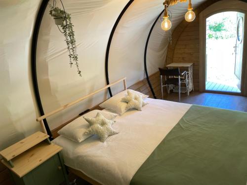 sypialnia z łóżkiem z gwiazdkami w obiekcie White Spring Glamping w mieście Kimpulung Mołdawski