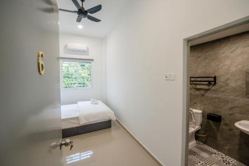uma pequena casa de banho com uma cama e um chuveiro em De Luma Alma 9 bedroom with 8 bathroom em Bukit Mertajam