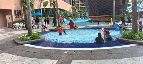 um grupo de crianças brincando em uma fonte de água em Plaza Suite At Times Square Kuala Lumpur em Kuala Lumpur