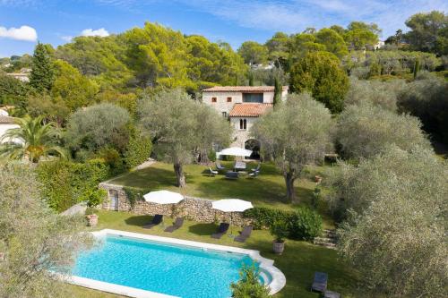 une vue aérienne d'une villa avec piscine dans l'établissement Le MAS des BANYONS, à Mougins
