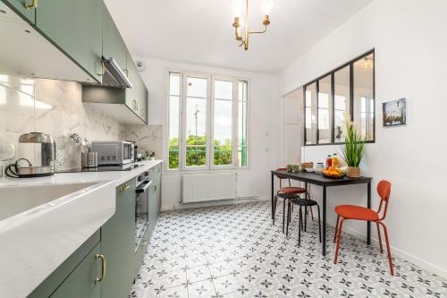 - une cuisine avec une table et deux chaises dans l'établissement Lovely House - Near Paris and Orly Airport, à Juvisy-sur-Orge