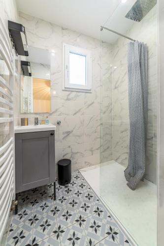 une salle de bain avec douche et lavabo dans l'établissement Lovely House - Near Paris and Orly Airport, à Juvisy-sur-Orge