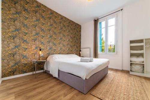 une chambre avec un lit et une peinture murale dans l'établissement Lovely House - Near Paris and Orly Airport, à Juvisy-sur-Orge