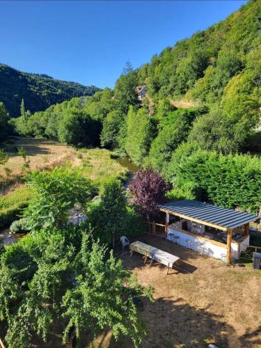 - une vue aérienne sur un bâtiment avec une montagne dans l'établissement Aux 2 Rivières, à Saint-Léger-de-Peyre