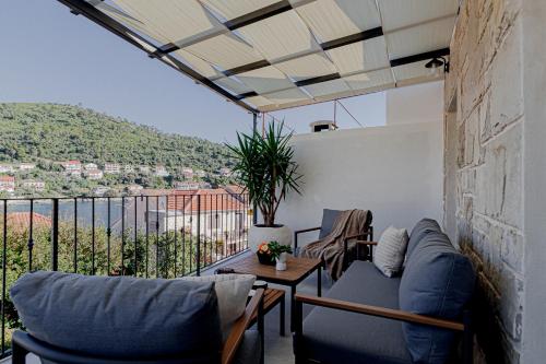 Modern Fisherman's Stone House Brna