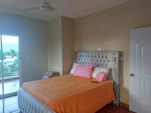 サンティアゴ・デ・ロス・カバリェロスにあるNew apartment close to everythingのベッドルーム1室(ピンクの枕が付いたベッド1台付)