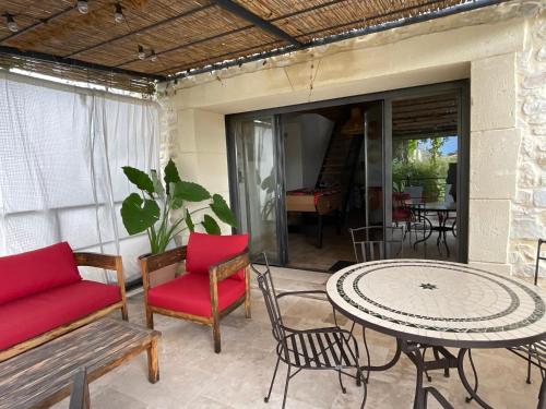 d'une terrasse avec une table, des chaises et une table. dans l'établissement LA BERGERIE, à Domessargues