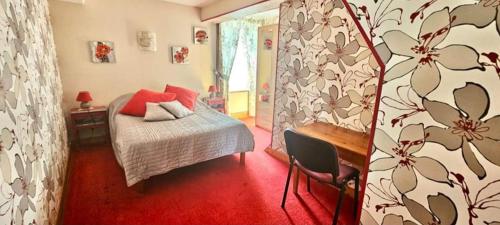 1 dormitorio con 1 cama y suelo rojo en La Chevrie, en Les Oubeaux