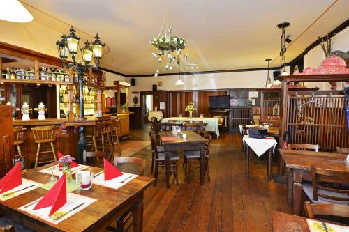 un restaurant avec des tables et des chaises ainsi qu'un bar dans l'établissement Hotel Haus Kleimann-Reuer, à Gladbeck