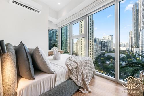 1 dormitorio con 1 cama y ventanas grandes en Vibrant Oasis with the best view + Fast WiFi en Manila