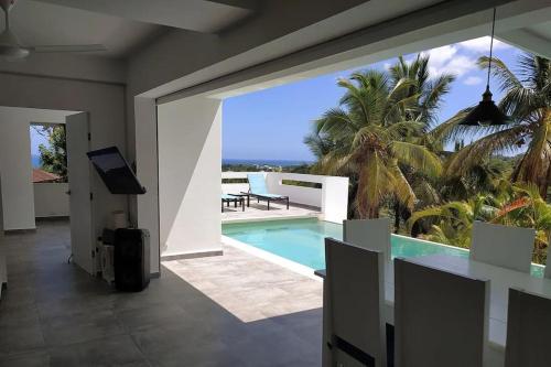 uma casa com piscina e vista para o oceano em Villa vue sur Océan em Las Terrenas