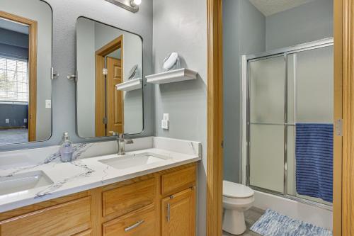 y baño con lavabo, aseo y espejo. en Updated Omaha Condo - 15 Miles to Downtown!, en Omaha