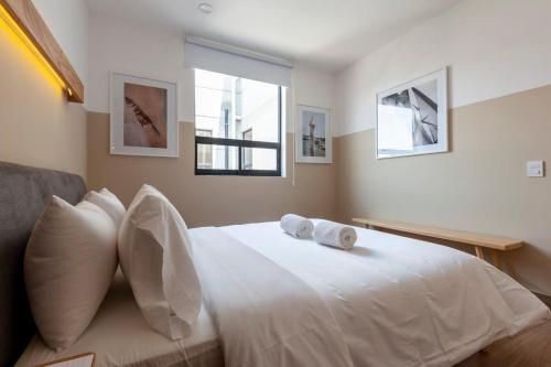 a bedroom with a bed with two towels on it at Magnific 2BR in Cuauhtemoc in Mexico City