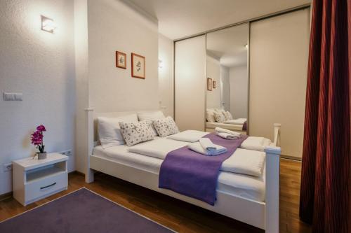 - une chambre avec un lit et un miroir dans l'établissement Apartment Vijećnica, à Sarajevo