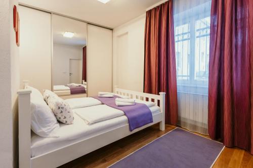 - une petite chambre avec un lit et une fenêtre dans l'établissement Apartment Vijećnica, à Sarajevo