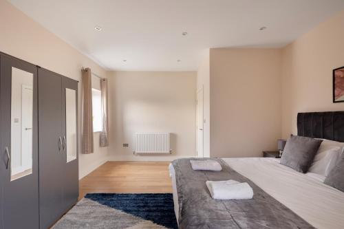 Un ou plusieurs lits dans un hébergement de l'établissement Charming Two-Bedroom Retreat in Morden SM4, London