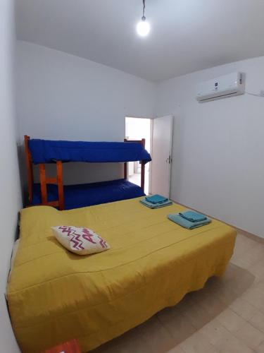 1 dormitorio con cama amarilla y cabecero azul en Departamento en Paraná