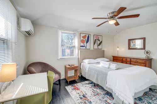 een slaapkamer met een bed en een plafondventilator bij Updated Arlington Townhome about 5 Mi to National Mall in Arlington