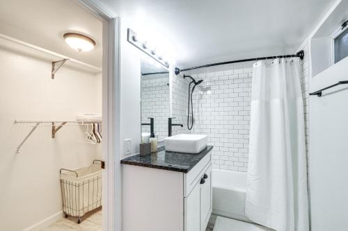 een witte badkamer met een wastafel en een douche bij Updated Arlington Townhome about 5 Mi to National Mall in Arlington