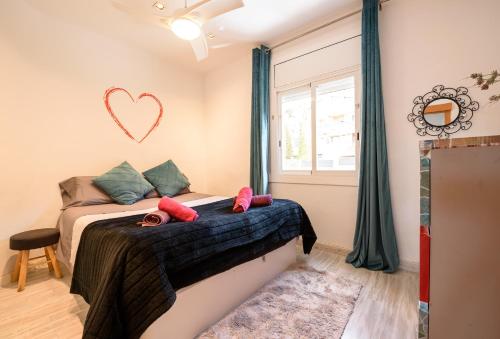 a bedroom with two beds and a window at Apartamento Reisol in Castelldefels