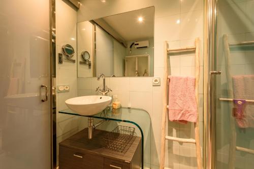 a small bathroom with a sink and a shower at Apartamento Reisol in Castelldefels
