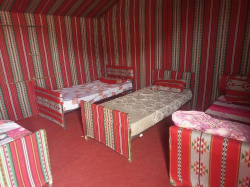 Ein Bett oder Betten in einem Zimmer der Unterkunft Alarb Quiet Camp