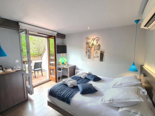 a bedroom with a bed and a desk and a window at Best Western Plus Hotel & SPA Le Schoenenbourg in Riquewihr