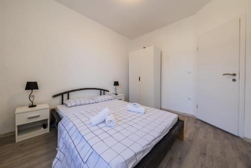 Apartment Antonio on the seafront with garden