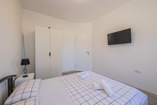 Apartment Antonio on the seafront with garden