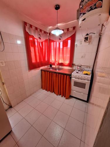 una piccola cucina con lavandino e piano cottura di Terraza Perito Moreno a Villa Carlos Paz