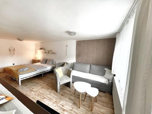 ein Wohnzimmer mit einem Sofa und einem Bett in der Unterkunft Apartment Sakvice 390 in Šakvice