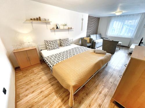 ein Schlafzimmer mit einem Bett und ein Wohnzimmer in der Unterkunft Apartment Sakvice 390 in Šakvice