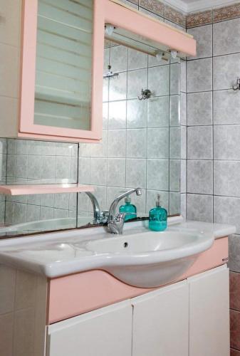 Ένα μπάνιο στο Kouros Cozy Home